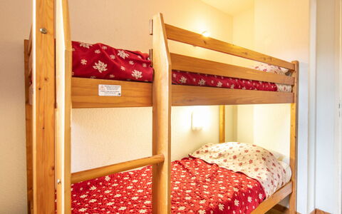 V du Bachat Arolles a: Bed, Hout, Slaapkamer, Laken, Bedding, Stapelbed, Interieur Ontwerp, Verdieping, Flooring, Textiel