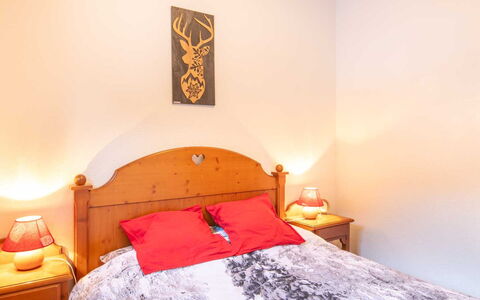 La Turra: Bed, Slaapkamer, Meubilair, Bedding, Laken, Interieur Ontwerp, Hout, Kamer, Huis, Bed Frame
