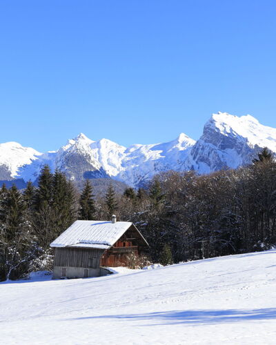 Les Eterlous: Sneeuw, Lucht, Bergachtig Landvormen, Berg, Winter, Boom, Bergketen, Glacial Landform, Huis, Hoogland