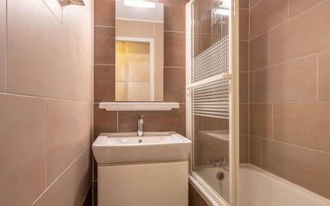 Grand Morillon: Flooring, Muur, Verdieping, Interieur Ontwerp, Badkamer, Loodgieterswerkinrichting, Plafond, Loodgieter, Tegel, Samengesteld Materiaal