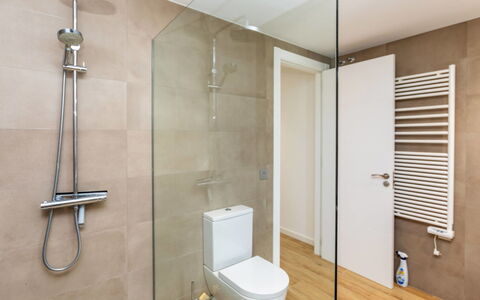 La Manzaneta: Badkamer, Flooring, Verdieping, Muur, Loodgieterswerkinrichting, Interieur Ontwerp, Toilet, Wc Bril, Loodgieter, Douche