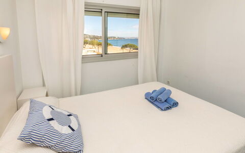Playa de Aro 211: Slaapkamer, Meubilair, Bed, Bedding, Laken, Huis, Linens, Appartement, Bed Frame, Hoofdkussen
