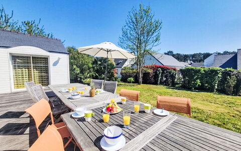 Les Guérins: Meubilair, Buitenmeubels, Huis, Stoel, Tuin, Schaduw, Buitentafel, Dek, Landscaping, Keuken En Eettafel