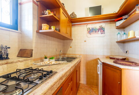 Luxury Private Villa With Garden: Keuken, Toestel Van De Keuken, Countertop, Major Appliance, Hout, Interieur Ontwerp, Flooring, Gootsteen, Cabinetry, Fornuis