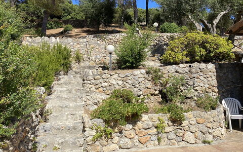 Villa Argentina: Struik,  Felsen\, Stenen Muur, Tuin, Groundcover, Landscaping, Flagstone, Bedrock