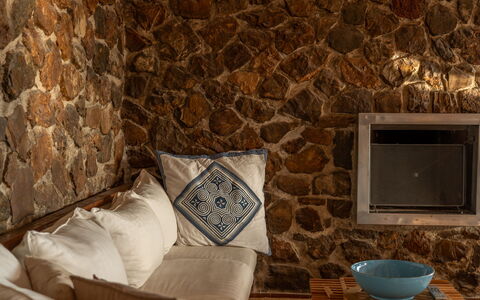 Villa Argentina: Stenen Muur, Bruin, Natuurlijk Materiaal, Beits, Hardwood, Woonkamer, Steen, Behang, Tegel, Hoofdkussen
