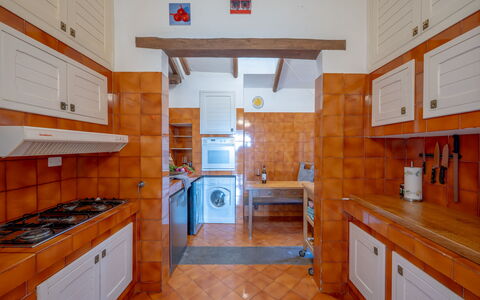 Villa Argentina: Keuken, Flooring, Countertop, Hout, Interieur Ontwerp, Major Appliance, Verdieping, Toestel Van De Keuken, Cabinetry, Meubilair