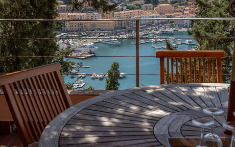 Ca' Nelly: Meubilair, Stoel, Buitenmeubels, Eco Hotel, Balkon, Schaduw, Beits, Buitentafel, Hardwood, Dek