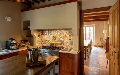 Villa Domus Papi: Keuken, Flooring, Interieur Ontwerp, Hout, Meubilair, Verdieping, Countertop, Plafond, Verlichting, Kamer