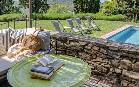 Villa Cotogna: Meubilair, Buitenmeubels, Stoel, Tuin, Buitentafel, Schaduw, Flagstone, Backyard, Bloempot, Landscaping