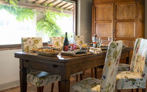 Villa delle Rose: Meubilair, Interieur Ontwerp, Tafel, Hout, Stoel, Keuken En Eettafel, Eetkamer, Textiel, Flooring, Tableware