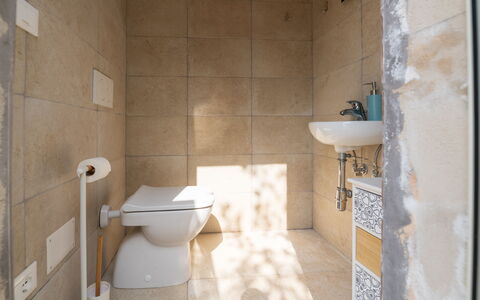 Villa Prestige: Wc Bril, Muur, Loodgieterswerkinrichting, Flooring, Badkamer, Toilet, Verdieping, Loodgieter, Interieur Ontwerp, Ceramic