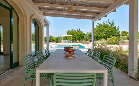 Villa Prestige: Meubilair, Buitenmeubels, Tafel, Interieur Ontwerp, Stoel, Flooring, Keuken En Eettafel, Verdieping, Zwembad, Buitentafel