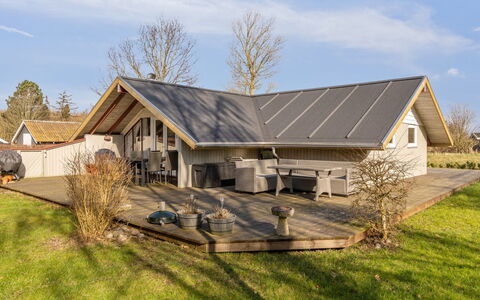 Bernadine - 400M from the Sea: Dak, Huis, Huis, Verblijf, Deur, Siding, Dek, Veranda, Plank, Hardwood