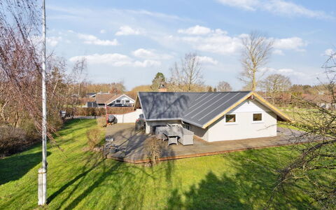 Bernadine - 400M from the Sea: Dak, Huis, Huis, Verblijf, Deur, Siding, Dek, Veranda, Plank, Hardwood