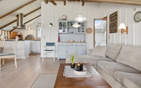 Bernadine - 400M from the Sea: Dak, Huis, Huis, Verblijf, Deur, Siding, Dek, Veranda, Plank, Hardwood