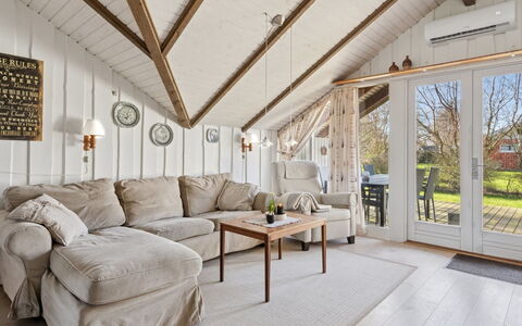 Bernadine - 400M from the Sea: Dak, Huis, Huis, Verblijf, Deur, Siding, Dek, Veranda, Plank, Hardwood
