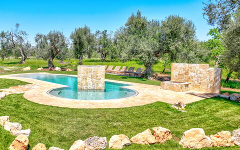 Trulli Corte Kalia, Golf & Puglia: Tuin, Landscaping, Waterpartij, Gazon, Backyard, Werf, Zwembad, Schaduw, Park, Botanische Tuin