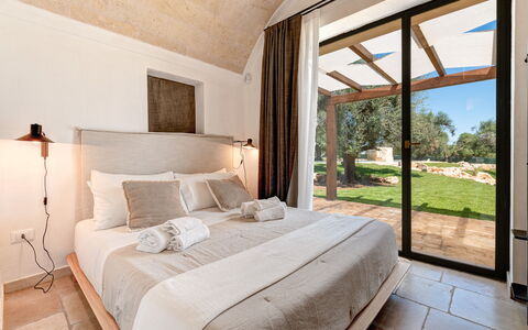 Trulli Corte Kalia, Golf & Puglia: Slaapkamer, Meubilair, Bed, Plafond, Flooring, Verdieping, Interieur Ontwerp, Huis, Laken, Bedding