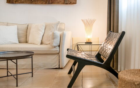 Trulli Corte Kalia, Golf & Puglia: Meubilair, Interieur Ontwerp, Flooring, Verdieping, Hout, Tafel, Kamer, Woonkamer, Huis, Bankstel