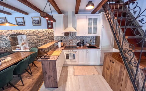 Vila Jurja: Hout, Flooring, Interieur Ontwerp, Meubilair, Verdieping, Houten Vloer, Countertop, Huis, Keuken, Cabinetry
