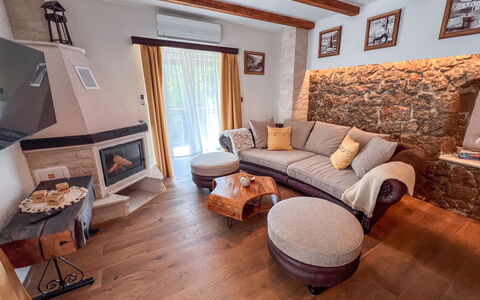 Vila Jurja: Meubilair, Interieur Ontwerp, Flooring, Hout, Bankstel, Verdieping, Woonkamer, Kamer, Verlichting, Huis