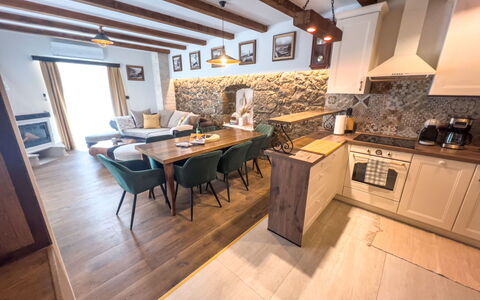 Vila Jurja: Meubilair, Interieur Ontwerp, Flooring, Hout, Verdieping, Keuken En Eettafel, Plafond, Tafel, Eetkamer, Huis