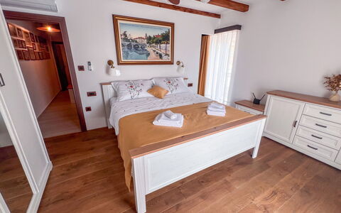 Vila Jurja: Meubilair, Muur, Hout, Verdieping, Flooring, Interieur Ontwerp, Slaapkamer, Bed, Huis, Appartement