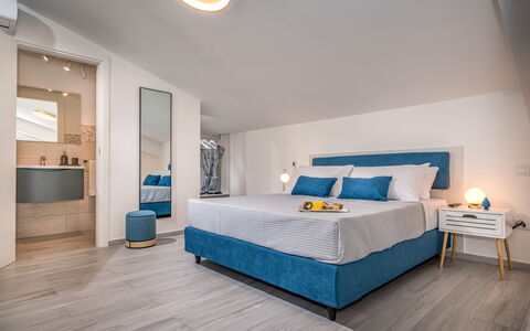 Attico Sea View: Meubilair, Interieur Ontwerp, Flooring, Slaapkamer, Verdieping, Bed, Hout, Kamer, Plafond, Appartement