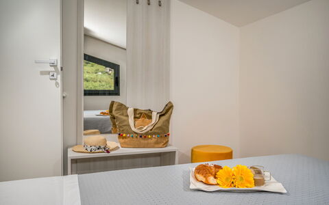 Attico Sea View: Interieur Ontwerp, Muur, Slaapkamer, Hout, Verdieping, Bed, Flooring, Plafond, Textiel, Linens