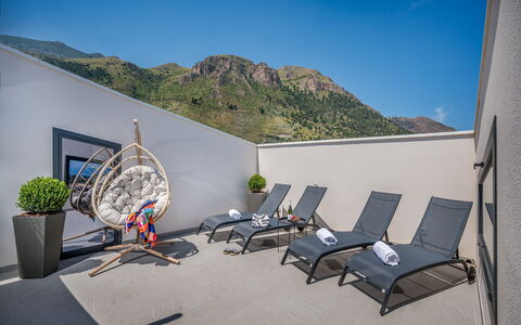 Attico Sea View: Meubilair, Interieur Ontwerp, Stoel, Plafond, Bergketen, Buitenmeubels, Toevlucht, Hotel, Balkon, Koffietafel