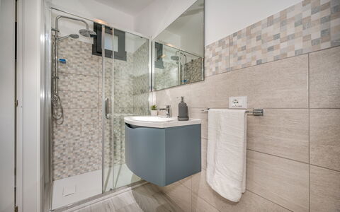 Attico Sea View: Badkamer, Flooring, Loodgieterswerkinrichting, Interieur Ontwerp, Verdieping, Kraan, Tegel, Loodgieter, Wastafel, Toilet