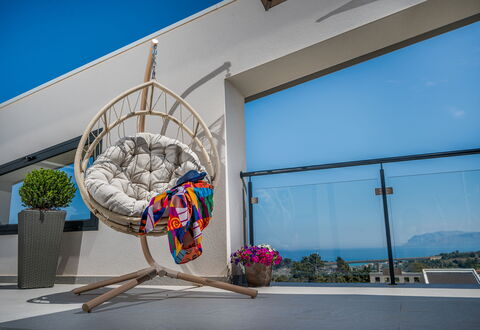 Attico Sea View: Meubilair, Interieur Ontwerp, Stoel, Buitenmeubels, Natuurlijk Materiaal, Houten Vloer, Woonkamer, Wicker, Kamerplant, Ontwerp