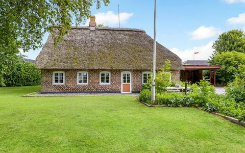 Tuki - 10Km from the Sea: Blauw, Struik, Verblijf, Groundcover, Tuin, Landgoed, Schaduw, Landscaping, Boerderij, Eco Hotel