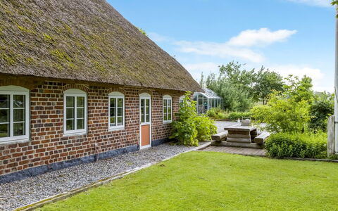 Tuki - 10Km from the Sea: Blauw, Struik, Verblijf, Groundcover, Tuin, Landgoed, Schaduw, Landscaping, Boerderij, Eco Hotel