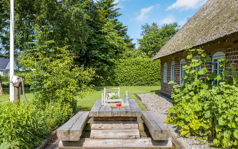 Tuki - 10Km from the Sea: Blauw, Struik, Verblijf, Groundcover, Tuin, Landgoed, Schaduw, Landscaping, Boerderij, Eco Hotel