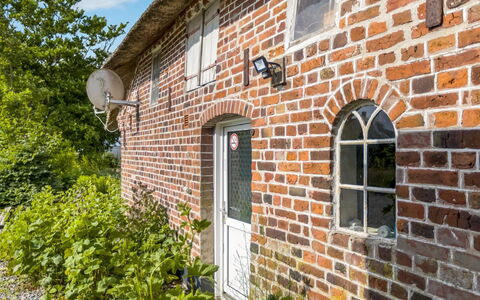 Tuki - 10Km from the Sea: Blauw, Struik, Verblijf, Groundcover, Tuin, Landgoed, Schaduw, Landscaping, Boerderij, Eco Hotel