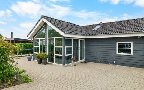 Arnulfuer - 100M from the Sea: Meubilair, Interieur Ontwerp, Flooring, Verdieping, Plafond, Kamer, Stoel, Tafel, Appartement, Keuken En Eettafel