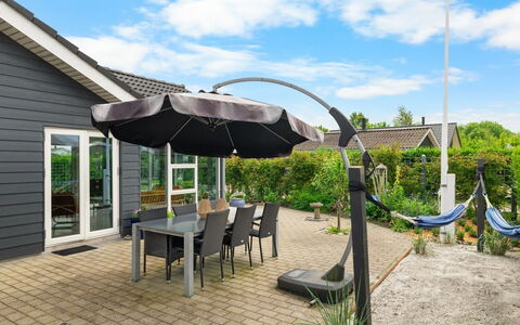 Arnulfuer - 100M from the Sea: Meubilair, Interieur Ontwerp, Flooring, Verdieping, Plafond, Kamer, Stoel, Tafel, Appartement, Keuken En Eettafel