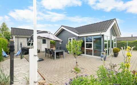 Arnulfuer - 100M from the Sea: Meubilair, Interieur Ontwerp, Flooring, Verdieping, Plafond, Kamer, Stoel, Tafel, Appartement, Keuken En Eettafel