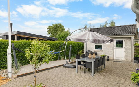 Arnulfuer - 100M from the Sea: Meubilair, Interieur Ontwerp, Flooring, Verdieping, Plafond, Kamer, Stoel, Tafel, Appartement, Keuken En Eettafel