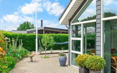 Arnulfuer - 100M from the Sea: Meubilair, Interieur Ontwerp, Flooring, Verdieping, Plafond, Kamer, Stoel, Tafel, Appartement, Keuken En Eettafel