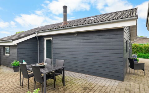 Arnulfuer - 100M from the Sea: Meubilair, Interieur Ontwerp, Flooring, Verdieping, Plafond, Kamer, Stoel, Tafel, Appartement, Keuken En Eettafel