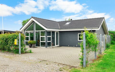 Arnulfuer - 100M from the Sea: Meubilair, Interieur Ontwerp, Flooring, Verdieping, Plafond, Kamer, Stoel, Tafel, Appartement, Keuken En Eettafel