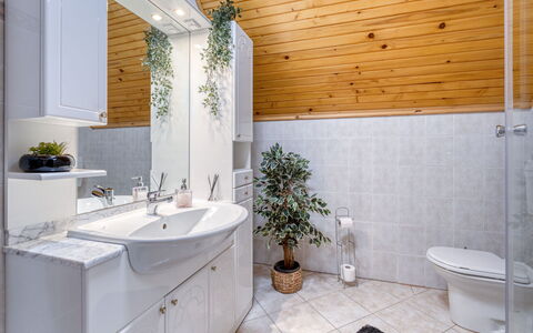 Maklen: Interieur Ontwerp, Wastafel, Loodgieterswerkinrichting, Flooring, Wastafel In De Badkamer, Badkamer, Countertop, Verdieping, Plafond, Kraan