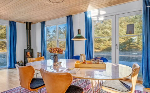 Kaapo - 300M from the Sea: Meubilair, Interieur Ontwerp, Hout, Flooring, Stoel, Plafond, Verdieping, Tafel, Eetkamer, Verlichting