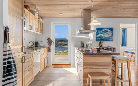 Kaapo - 300M from the Sea: Meubilair, Flooring, Keuken, Hout, Toestel Van De Keuken, Verdieping, Countertop, Interieur Ontwerp, Houten Vloer, Cabinetry