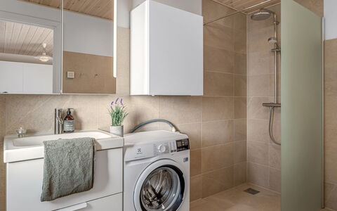 Kaapo - 300M from the Sea: Flooring, Interieur Ontwerp, Verdieping, Muur, Loodgieterswerkinrichting, Badkamerkast, Wasmachine, Plafond, Wastafel, Badkamer