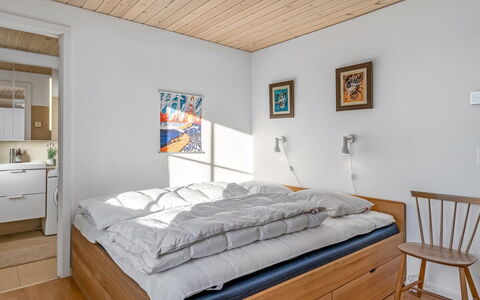 Kaapo - 300M from the Sea: Meubilair, Slaapkamer, Interieur Ontwerp, Hout, Bed, Verdieping, Flooring, Plafond, Kamer, Laken