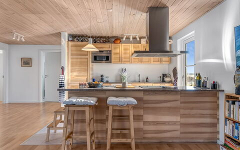 Kaapo - 300M from the Sea: Meubilair, Keuken, Flooring, Interieur Ontwerp, Countertop, Hout, Houten Vloer, Verdieping, Toestel Van De Keuken, Plafond